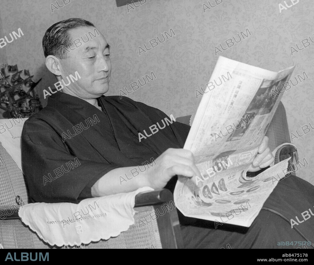 Orig. bildtext... ADMIRAL YONAI TAKES HELM OF JAPAN GOVERNMENT TOKYO, JAN. 1940 Tokyo,Jan.15.... Succeeding Prime Minister Nobuyuki Abe, whose Cabinet resigned en bloc on January 14th, Admiral Mitsumasa Yonai, 62, three times Navy Minister (successively in the Hayashi, Konoye and Hiranuma Cabinets, Feb.2,1937, to Aug.28,1939), was appointed by the Emperor on the evening of the same day to the premiership, and completed the organization of his Cabinet today. The new Premier is a man of sterling character, quiet disposition, moderate views, excellent phusique, and respected by all classes of the people of Japan. His appointment, which is backed by popular approval, marks his retirement from active duty in the Navy, of which he was one of the most important and valuable leaders, so much so as to win him a place in naval circles approximating that which the late revered Admiral Togo occupied. Anm. Se även BCB607. M Yonai, 1880-1948, japansk militär (amiral) och politiker (oberoende). Bildserier Fotoreportage Morgonrockar Japanska tecken CD670 persons: MITSUMASA YONAI sites: JAPAN;TOKYO.