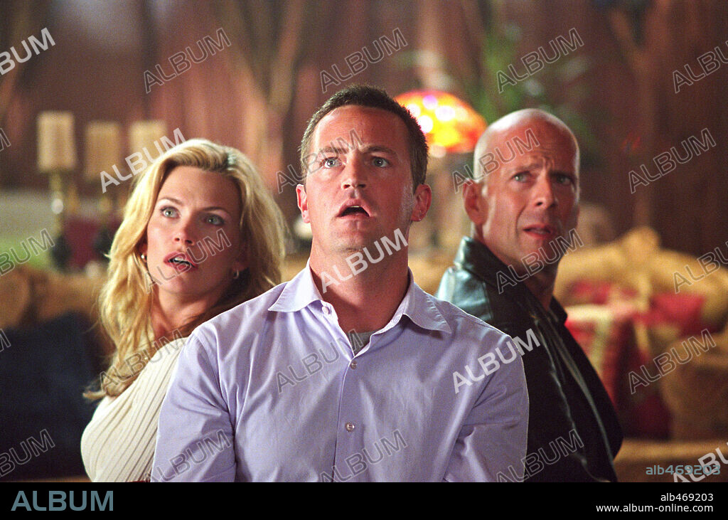 BRUCE WILLIS, MATTHEW PERRY and NATASHA HENSTRIDGE in THE WHOLE TEN YARDS, 2004, directed by HOWARD DEUTCH. Copyright WARNER BROS. PICTURES / LAMANA, GEMMA.