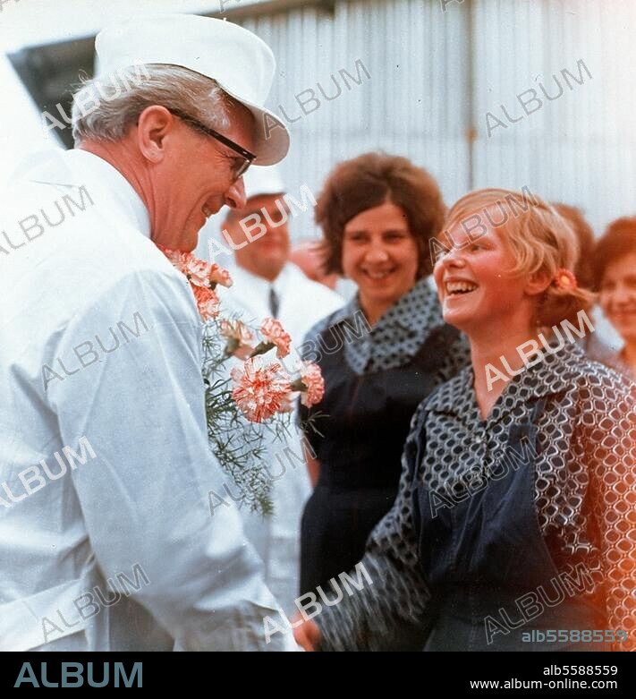 Honecker, Erich Generalsekretär des ZK der SED, Staatsratsvorsitzender der DDR, (25.8.1912-29.5.1994). - Honecker besucht den VEB-Rindermast Ferdinandshof, Bezirk Neubrandenburg, am 1. Juni 1972: Die Leiterin des Kollektivs (Helga Noske) überreicht ihm einen Blumenstrauß.-.