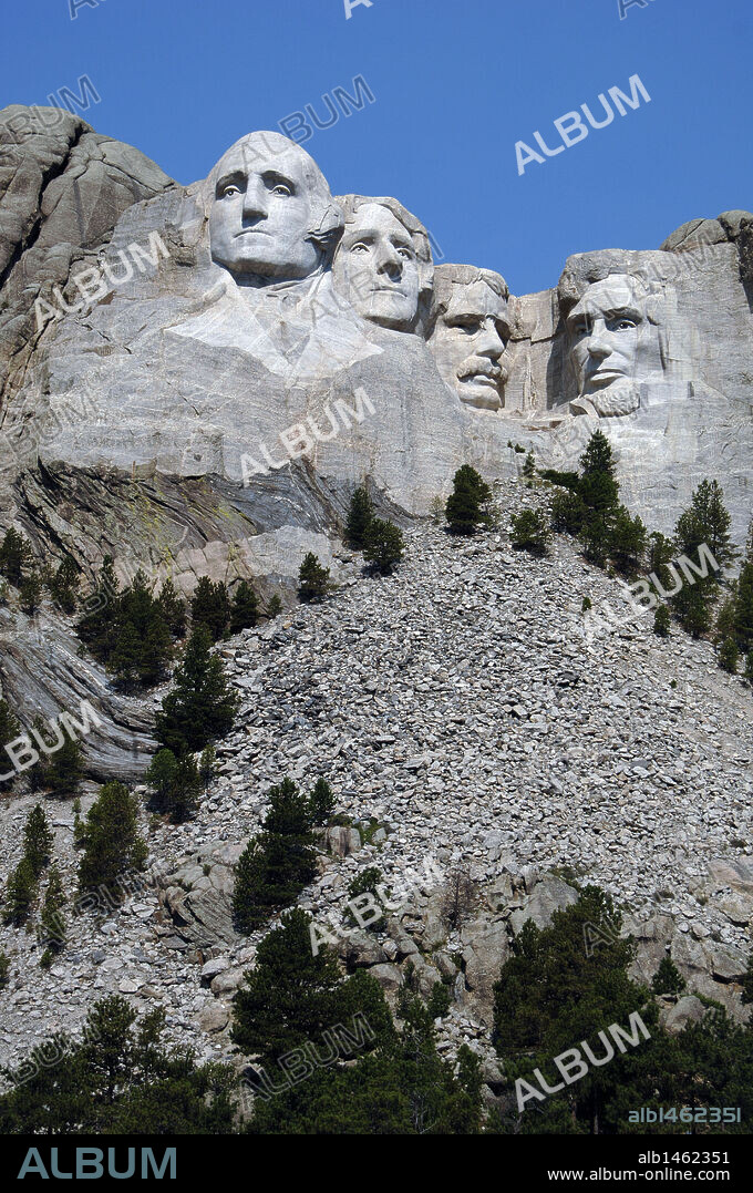 United States. Mount Rushmore National Memorial. Heads of the United States's presidents carved into Mount Rushmore. From left to right, George Washington, Thomas Jefferson, Theodore Roosevelt and Abraham Lincoln. 1927-1941. By Gutzon and Lincoln Borglum. Keystone.