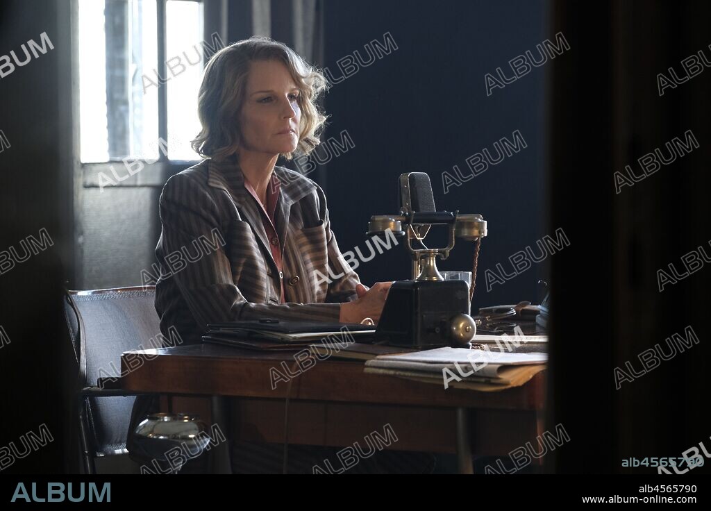 HELEN HUNT en EL MUNDO EN LLAMAS, 2019 (WORD ON FIRE). Copyright MAMMOTH SCREEN. Season 1.
