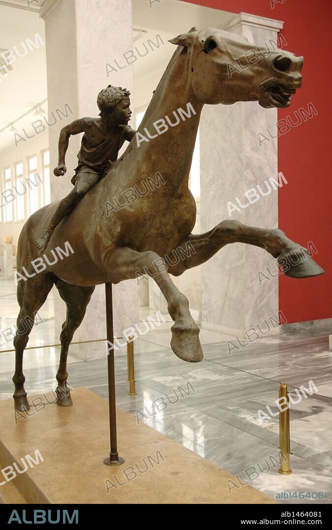 ARTE GRIEGO. GRECIA. SIGLO II a. C. JINETE DE ARTEMISION. Conjunto escultórico de bronce fechado hacia el año 140 a. C. Museo Arqueológico Nacional. Atenas.