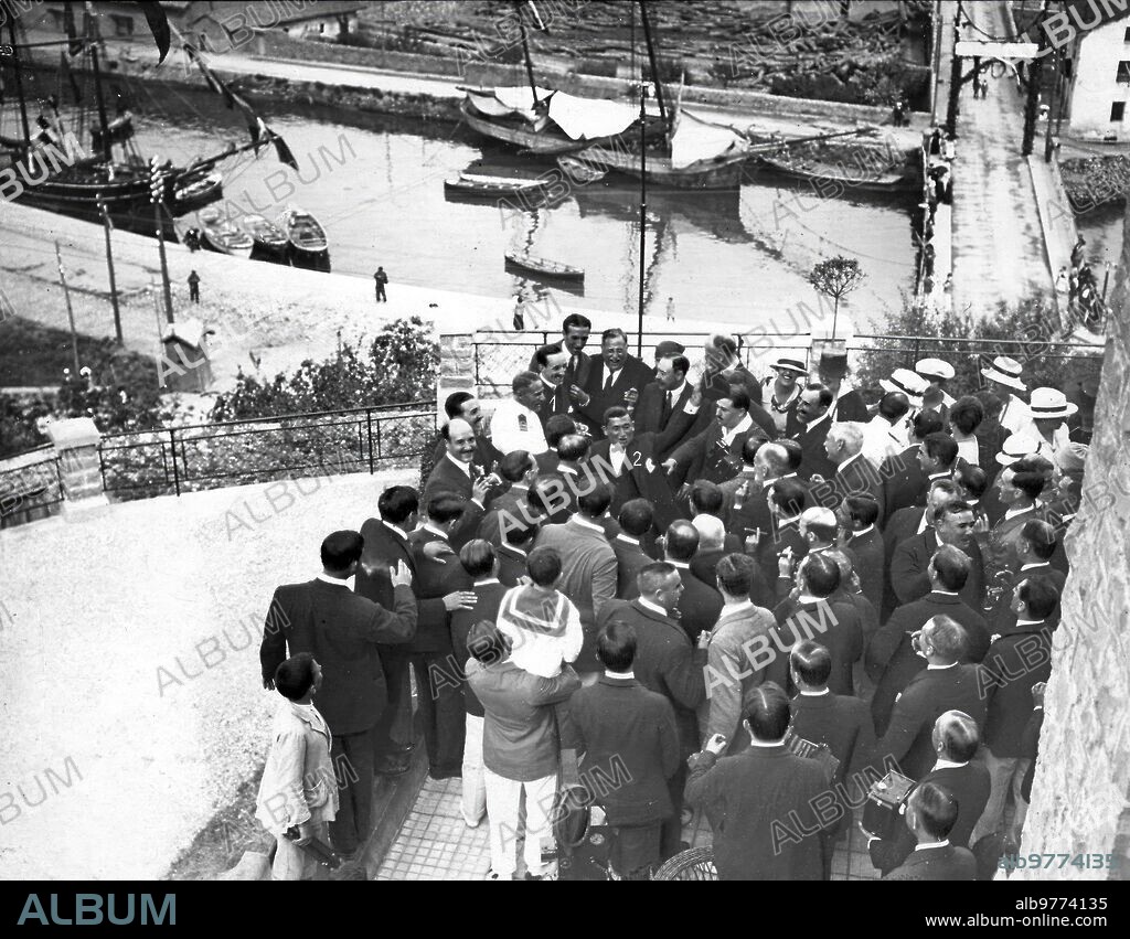 July 1918. Don Alfonso Xiii in Zumaya. HM the King (1) in the house of Mr. Foronda, Hearing the Cheers of the former sailor Del "Giralda" José Ramón Aizpurua (2).