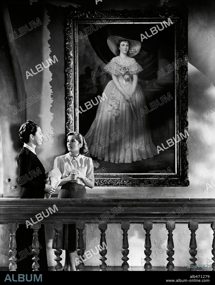 JOAN FONTAINE and JUDITH ANDERSON in REBECCA, 1940, directed by ALFRED HITCHCOCK. Copyright Selznick International Pictures.