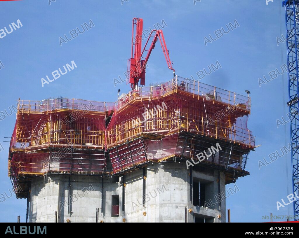 CARLOS RUBIO CARVAJAL Y ENRIQUE ALVAREZ-SALA WALTH. CONSTRUCCION DE LA TORRE PwC ANTES SACYR VALLEHERMOSO UNA DE LAS CUATRO TORRES DE LA ANTIGUA CIUDAD DEPORTIVA DEL REAL MADRID - FOTO 2006.