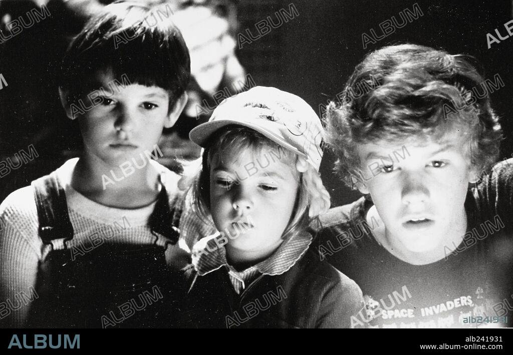 DREW BARRYMORE, HENRY THOMAS y ROBERT MacNAUGHTON en E. T. EL EXTRATERRESTRE, 1982 (E. T. THE EXTRA-TERRESTRIAL), dirigida por STEVEN SPIELBERG. Copyright UNIVERSAL PICTURES.