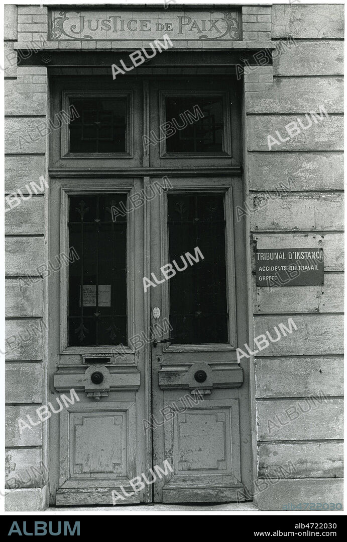 Lieux de la Justice, a Paris. Tribunal d'Instance, greffe, accident du travail, a Courbevoie , annees 80. Credit : Photo Jean POTTIER/KHARBINE TAPABOR.