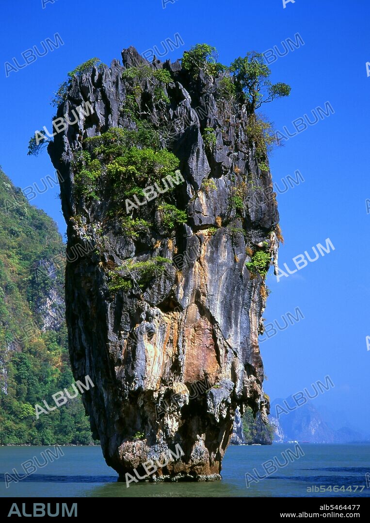 First inaugurated in 1981, Ao Phang Nga National Park covers an area of about 400 sq km and is comprised mainly of karst rocks and islands, towering cliffs and the clear waters of the Sea of Phuket. Although home to a wide variety of marine and coastal creatures, including the two-meter long water monitor, most people visit the park to marvel at and sail through and around the many looming karst towers.