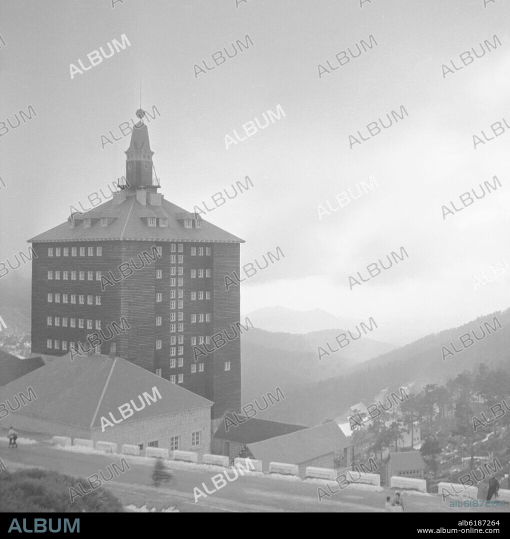 RESIDENCIA DE EDUCACION Y DESCANSO 18 DE JULIO - FOTOGRAFIA EN BLANCO Y NEGRO - AÑOS 50.