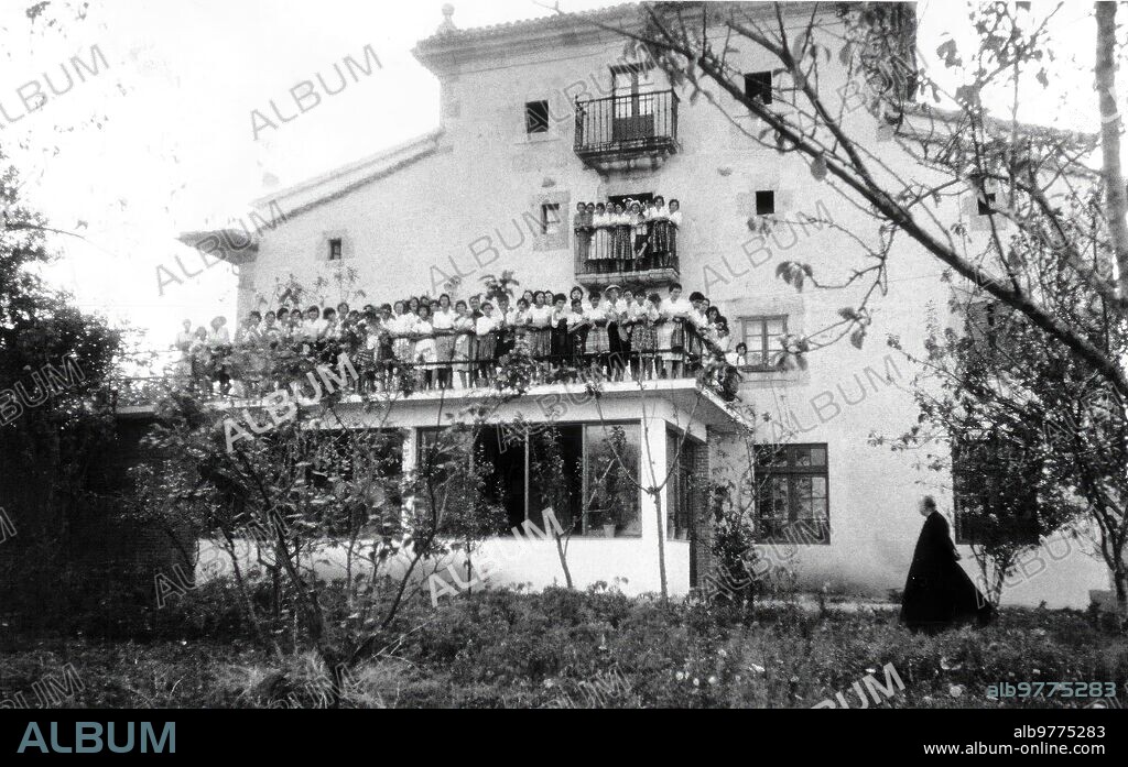 1960. Noja (Santander). La obra de Colonias Parroquiales de san Jeronimo el real ha organizado este Año, como en los Anteriores, Varias Tandas de verano en la Sierra y en la Playa, para Niños de Familias Humildes que Viven en los Suburbios de Madrid. Algunas de las Niñas Pertenecientes al primer turno Aparecen Aqui Fotografiadas en la terraza de la residencia infantil de Noja (Santander), propiedad de la Citada Parroquia, que Funciona durante Todos los Meses del Verano.
