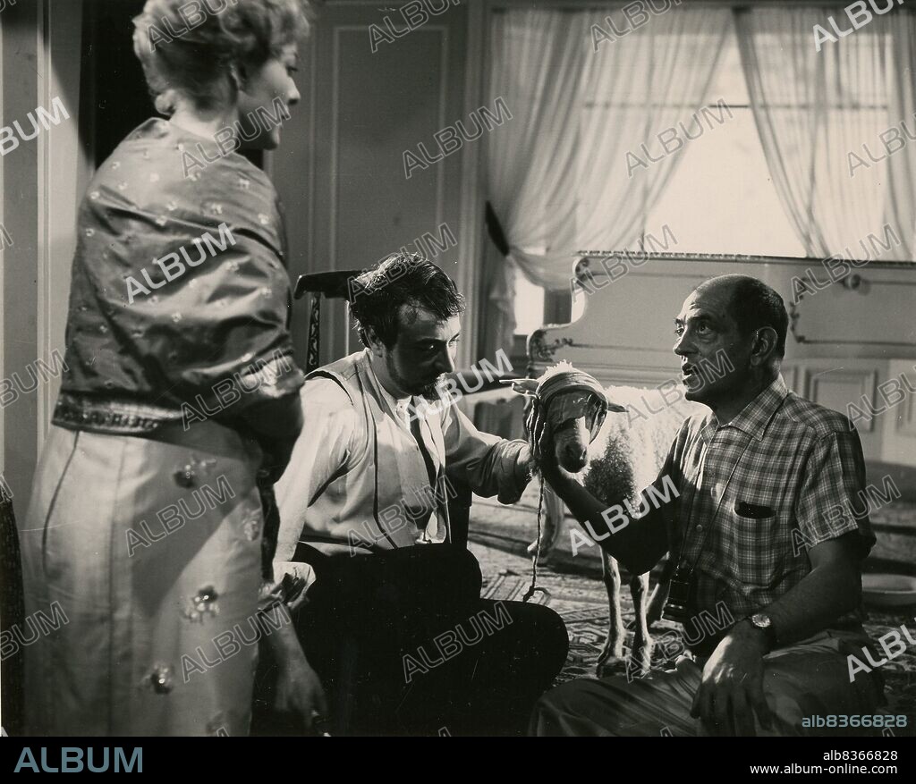 LUIS BUNUEL, SILVIA PINAL y ENRIQUE RAMBAL. ENRIQUE RAMBAL, LUIS BUÑUEL y SILVIA PINAL en EL ANGEL EXTERMINADOR, 1962, dirigida por LUIS BUÑUEL. Copyright BARCINO FILMS.