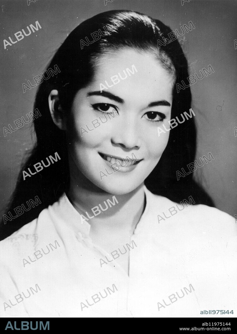 Nancy Kwan, 20 old daughter of a Chinese architect and an English American mother, replaces France Nuyen as the Chinese "Yum Yum" girl in the film version of "The World of Suzie Wong". Nancy won this coveted role while understudying for the same part during the Canadian-American tour of the play. 14 February 1960.