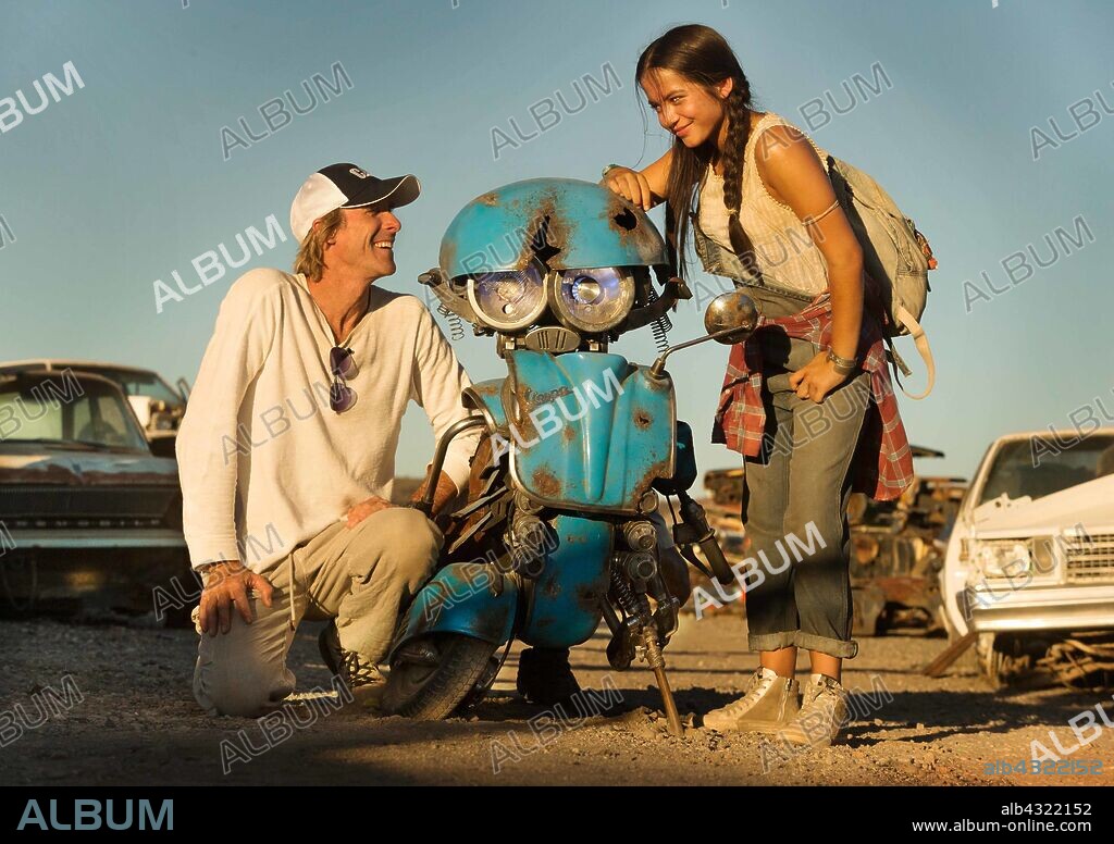 ISABELA MONER und MICHAEL BAY in TRANSFORMERS: THE LAST KNIGHT, 2017, unter der Regie von MICHAEL BAY. Copyright PARAMOUNT PICTURES.