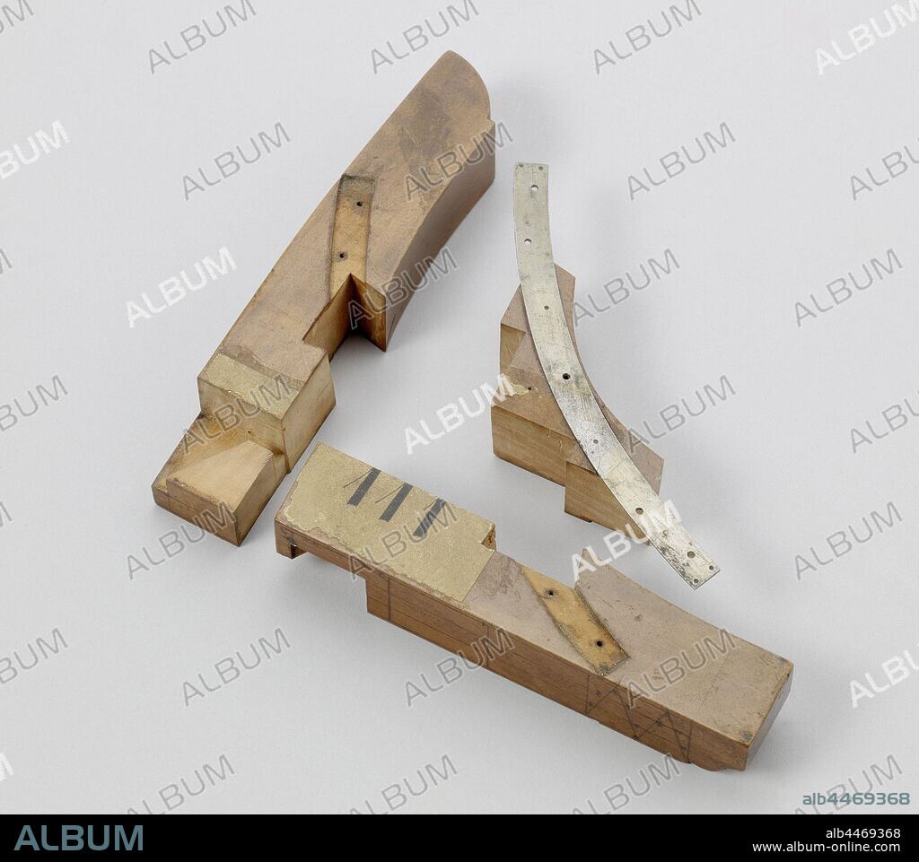 Model of a Hanging Knee, Removable model of a composite cover knee, incomplete. It consists of five parts: wall piece and deck support are connected to each other by a dovetail joint, reinforced in the corner by a corner section with two dovetail joints, an inlaid iron curve on both sides (one missing). Scale 1: 12.5 (scale on model)., anonymous, France, c. 1812, wood (plant material), iron (metal), h 14.5 cm × w 12.6 cm × d 2.4 cm.