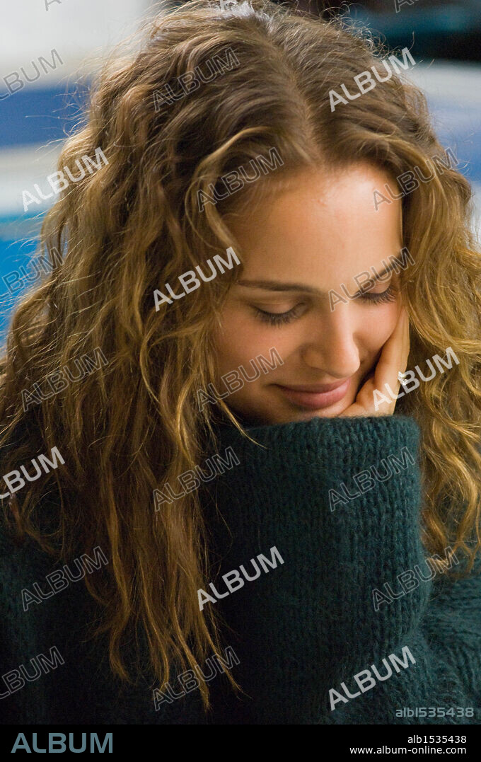 NATALIE PORTMAN en EL AMOR Y OTRAS COSAS IMPOSIBLES, 2009 (LOVE AND OTHER IMPOSSIBLE PURSUITS), dirigida por DON ROOS. Copyright INCENTIVE FILMED ENTERTAINMENT.