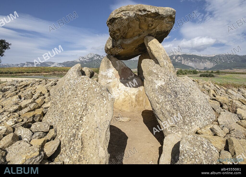 dolmen Chabola de la Hechicera, neolitíco, Elvillar, Alava, País Vasco, Spain.