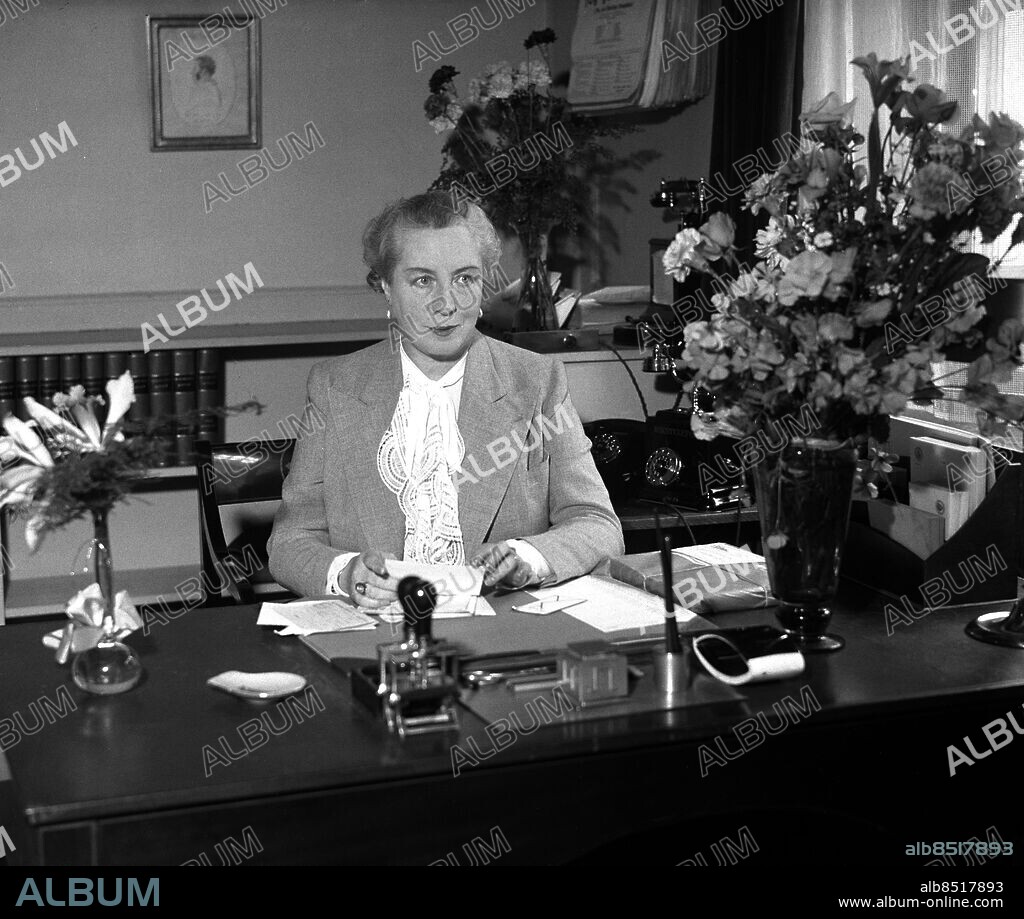 ARKIV 1938, Pauline Brunius, född Lindstedt (1881-1954), skådespelerska och teaterchef. 1926 övertog hon ledningen för Oscarsteatern tillsammans med Gösta Ekman och maken John W. Brunius. Bilden är tagen när hon mycket oväntat utsetts att efterträda Olof Molander som chef för Dramaten.. Pauline Brunius, swedish actor and theatre director.. Foto: TT Historical/1900. Scanpix Sweden.