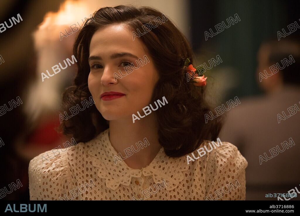 ZOEY DEUTCH en REBELDE ENTRE EL CENTENO, 2017 (REBEL IN THE RYE), dirigida por DANNY STRONG. Copyright BLACK LABEL MEDIA.