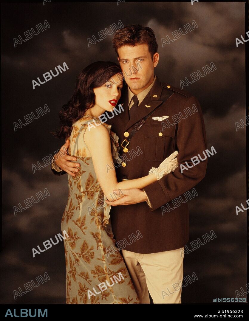 BEN AFFLECK and KATE BECKINSALE in PEARL HARBOR, 2001, directed by MICHAEL BAY. Copyright TOUCHSTONE PICTURES.