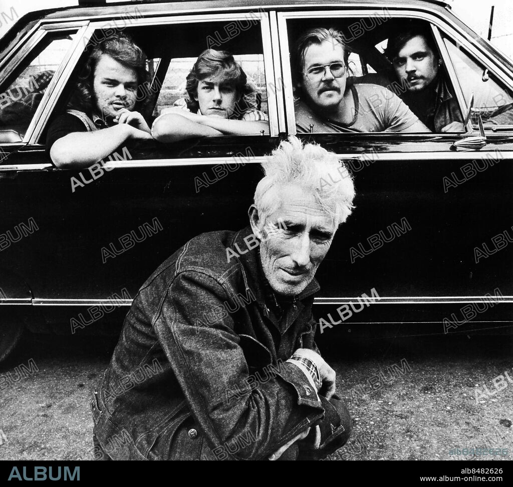 Göteborg 1977-07-28. Oscar Andersson utanför raggarbilen i vilken Jan Holmgren, Peter Johansson, Jan Tiderman och Kent Ljung sitter *** Local Caption *** GP Foto: Åke Silfversparre. KAMERAREPORTAGE.