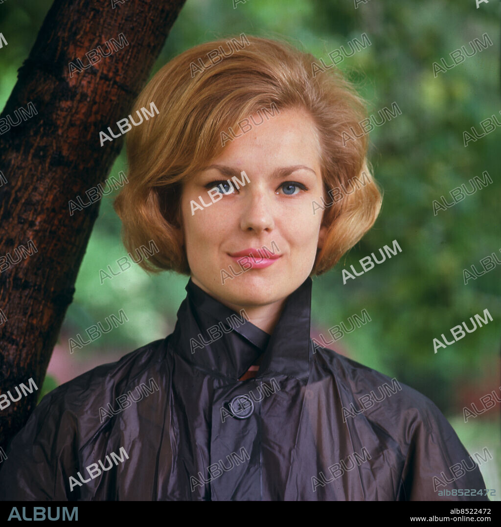 1967-06.. BIRGITTA SANDSTEDT svensk programledare i det svensk-norska frågeprogrammet 10.000-kronorsduellen. Sänt första gången 1967-07-01. Bild tagen för reportage i RiR 28/67: 10.000-duellen Sverige-Norge. Regnrockar CD546 persons: BIRGITTA SANDSTEDT sites: SVERIGE.