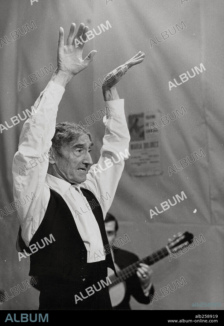 VICENTE ESCUDERO en CON EL VIENTO SOLANO, 1966, dirigida por MARIO CAMUS.  Copyright PRO ARTIS IBERICA. - Album alb258919