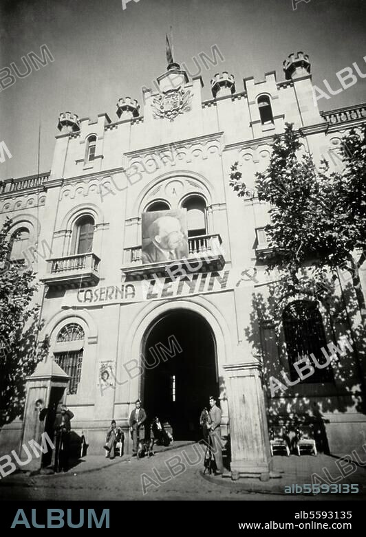 Spanischer Bürgerkrieg 1936-39. "Lenin"-Kaserne in Barcelona, Hauptquartier der Milizen der POUM (Partido Obrero de Unificación Marxista - Vereinigte Marxistische Arbeiterpartei): Wachtposten am Haupteingang. Foto, undat.
