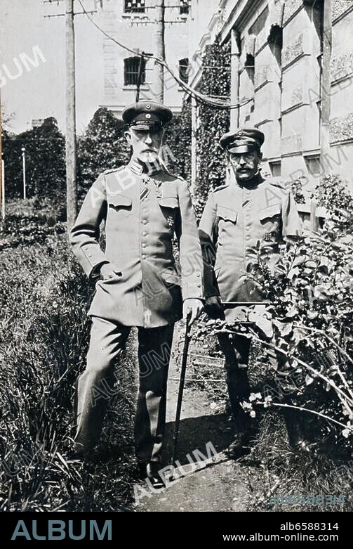 Bothmer, Felix Graf von; bayr. General ( Führer der Südarmeee in Galizien und der 9.Armee in Lothringen); München 10.12.1852-1937.-General Bothmer ( links) zusammen mit Oberstleutnant Hans Hemmer, seit 1916 Ritter von Hemmer ( 1869-1931).-Foto, August 1915.