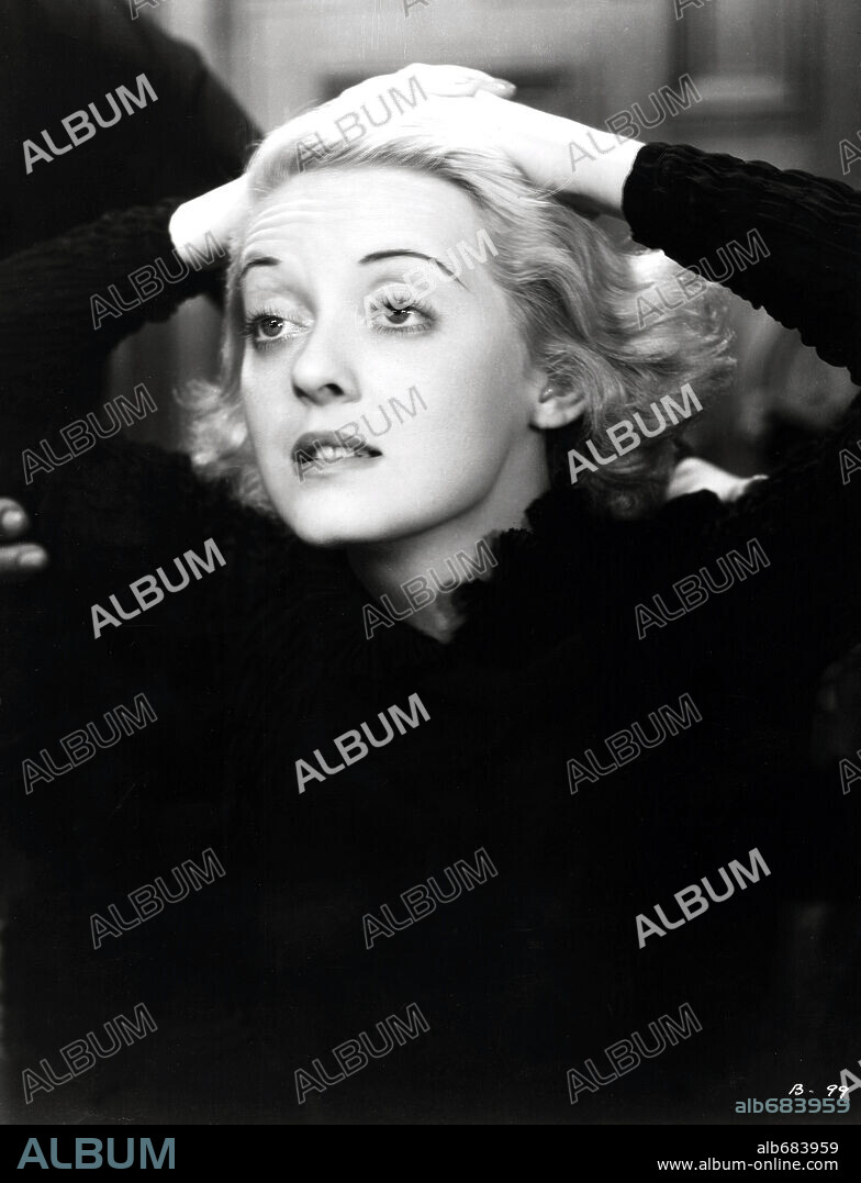 BETTE DAVIS dans BUREAU OF MISSING PERSONS, 1933. Copyright FIRST NATIONAL/WARNER BROTHERS.