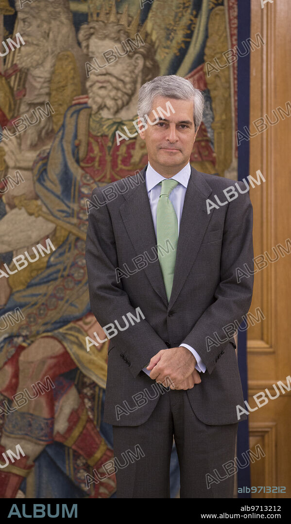 Madrid, June 12, 2014. SM. King Juan Carlos receives Adolfo Suarez Illana who returns the Golden Fleece awarded to his father Adolfo Suarez. Photo: IGNACIO GIL. ..archdc.