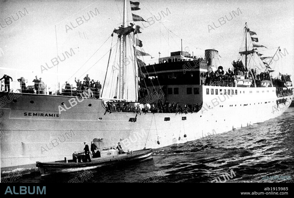 El barco Semiramis, de la Cruz roja francesa, con repatriados de la División azul, a su llegada al puerto de Barcelona. Abril de 1954.