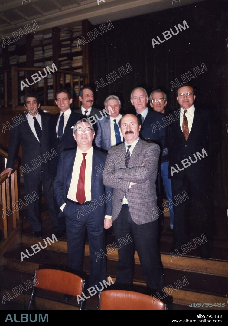 Abril 1987. Cena en honor de Antonio Mingote celebrada en la Biblioteca de ABC. De izquierda a derecha y de arriba a abajo: Chumy Chumez,  Alfonso Ussia, Tip, Mena, Mingote, Forges, Máximo, Coll y Peridis.