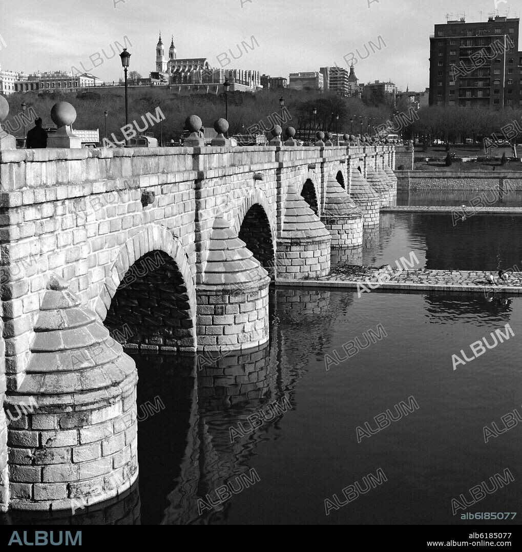 JUAN DE HERRERA. PUENTE DE SEGOVIA SOBRE EL RIO MANZANARES - 1582 - FOTOGRAFIA EN BLANCO Y NEGRO - AÑOS 60.