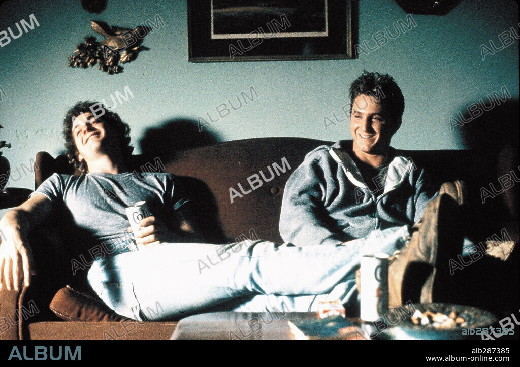CHRIS PENN y SEAN PENN en HOMBRES FRENTE A FRENTE, 1986 (AT CLOSE RANGE), dirigida por JAMES FOLEY. Copyright ORION PICTURES / RUDOLPH, JOYCE.