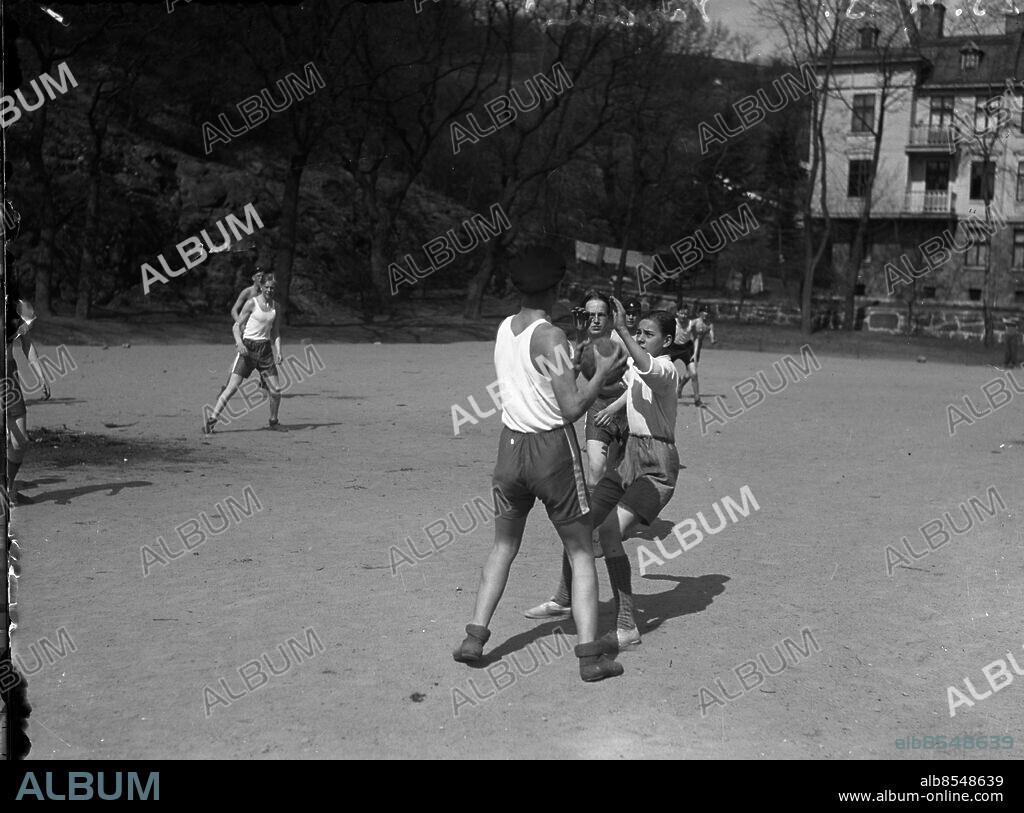 Göteborg 1935-04-25 - Barn leker på lekplatsen Plikta - Plekta i Slottsskogen *** Local Caption *** Krep KT 02081027-027.jpg. KAMERAREPORTAGE.