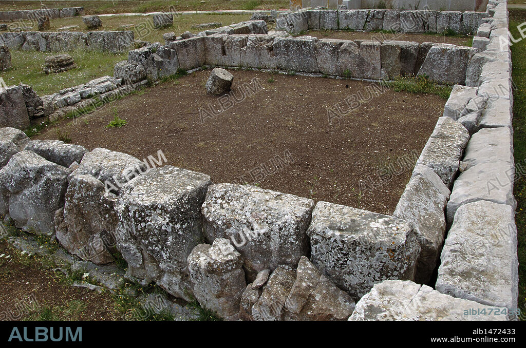 ARTE GRIEGO. GRECIA. Detalle de las ruinas del HESTIATORION edificado entre los siglos IV-III a. C. En principio fue identificado como gimnasio pero investigaciones recientes lo definen como un edificio de culto al dios de la medicina Asclepio. EPIDAURO. Provincia de Argólida. Región del Peloponeso.