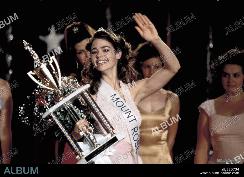 DENISE RICHARDS en MUERETE BONITA, 1999 (DROP DEAD GORGEOUS), dirigida por MICHAEL PATRICK JANN. Copyright NEW LINE CINEMA.