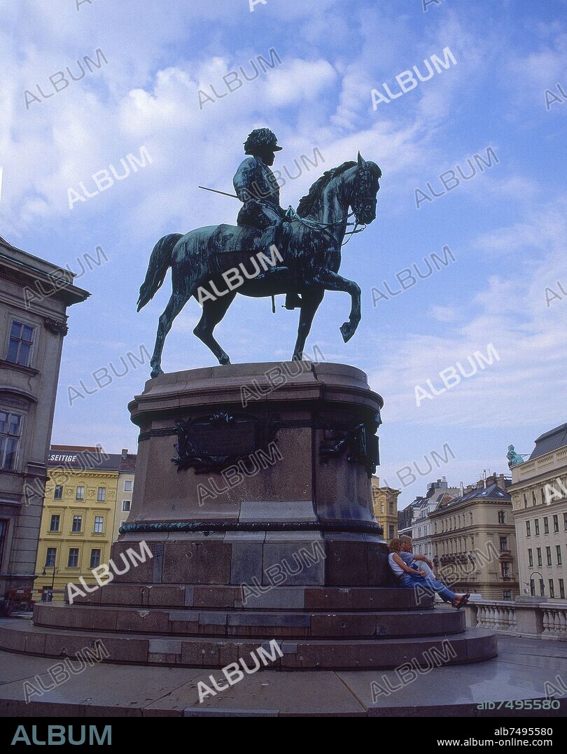ESTATUA ECUESTRE DEL DUQUE ALBERTO DE SAJONIA TESCHEN EN EL MUSEO ALBERTINA.