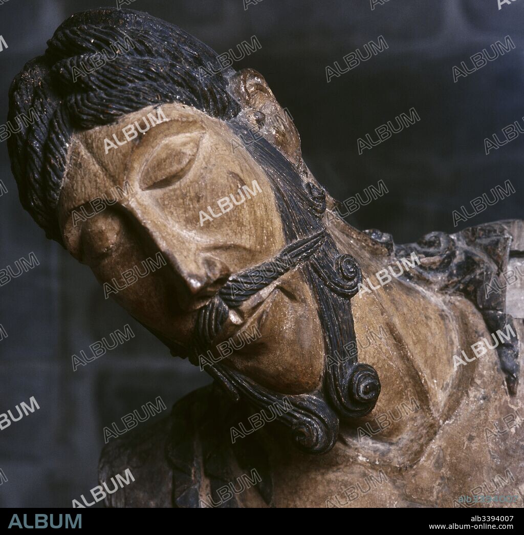 Arte Románico. Siglo XIII. "Crist de Mijaran" (Cristo de Mig Aran). Talla anónima en madera policromada que formaba parte de un Descendimiento, procedente de la Iglesia de Santa María de Mijaran. No obstante se atribuye su realización al "taller de Erill". Iglesia de Sant Miquel. Viella. Comarca de la Val d'Aran. Provincia de Lleida. Cataluña.