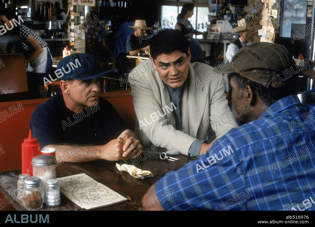 DANNY GLOVER and JOE PESCI in GONE FISHIN', 1997, directed by CHRISTOPHER CAIN. Copyright HOLLYWOOD PICTURES.
