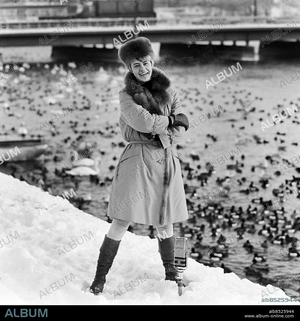STOCKHOLM 1968.. Cilla Ingvar, revyartist, skribent. som valdes till Radio-Topp 1967av Röster i Radio-TV:s riksjury.. Foto: Ulf Stråhle / RiR / SVT / Kod: 5600.. Bild och reportage publ. i RiR 4/68 sid. 8-9.. RiR 18994 sv/v neg  . Pälsmössor Pälskragar.
