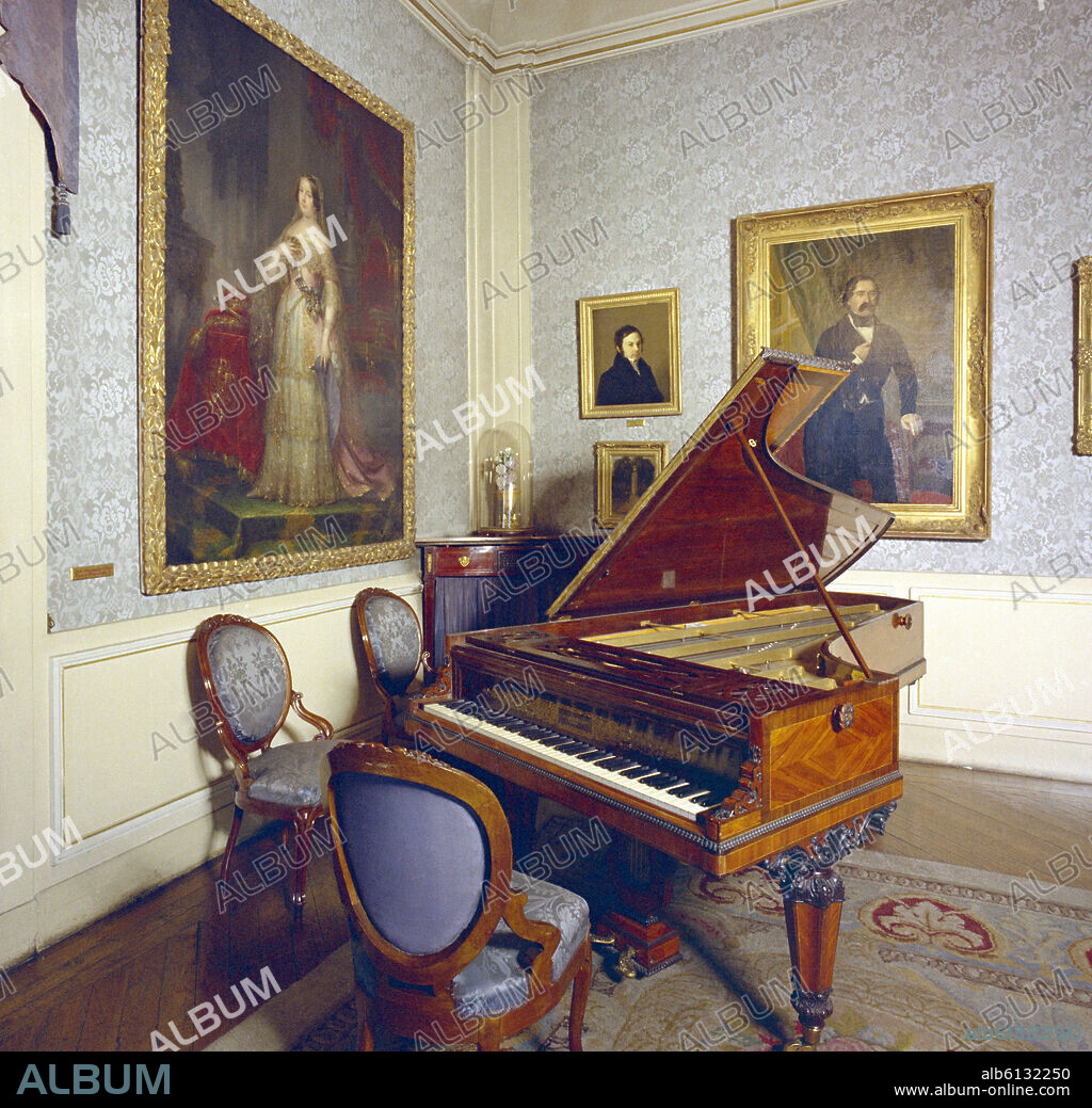 SALON DE MUSICA  ANTES DE LA REMODELACION DEL 2009 CON PIANO DE COLA - SIGLO XIX.