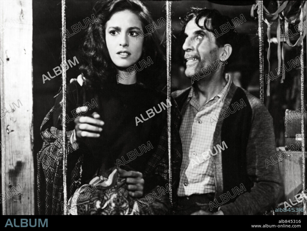 A MEDIA LUZ, 1947, directed by ANTONIO MOMPLET. Copyright CLASA FILMS MUNDIALES.