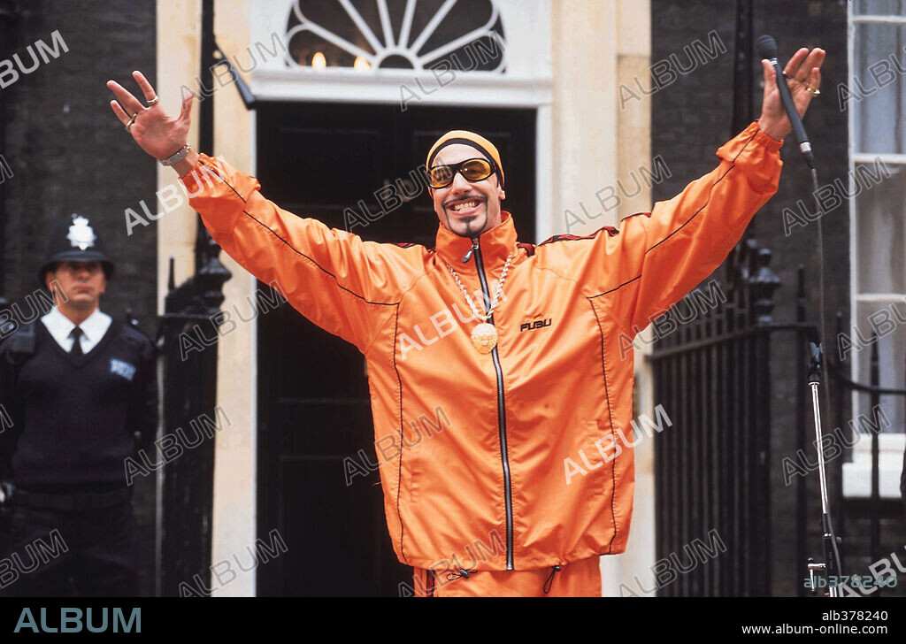 SACHA BARON COHEN en ALI G ANDA SUELTO, 2002 (ALI G INDAHOUSE), dirigida por MARK MYLOD. Copyright WORKING TITLE FILMS/TALKBACK PRODUCTIONS/FILMFOUR/WT2.