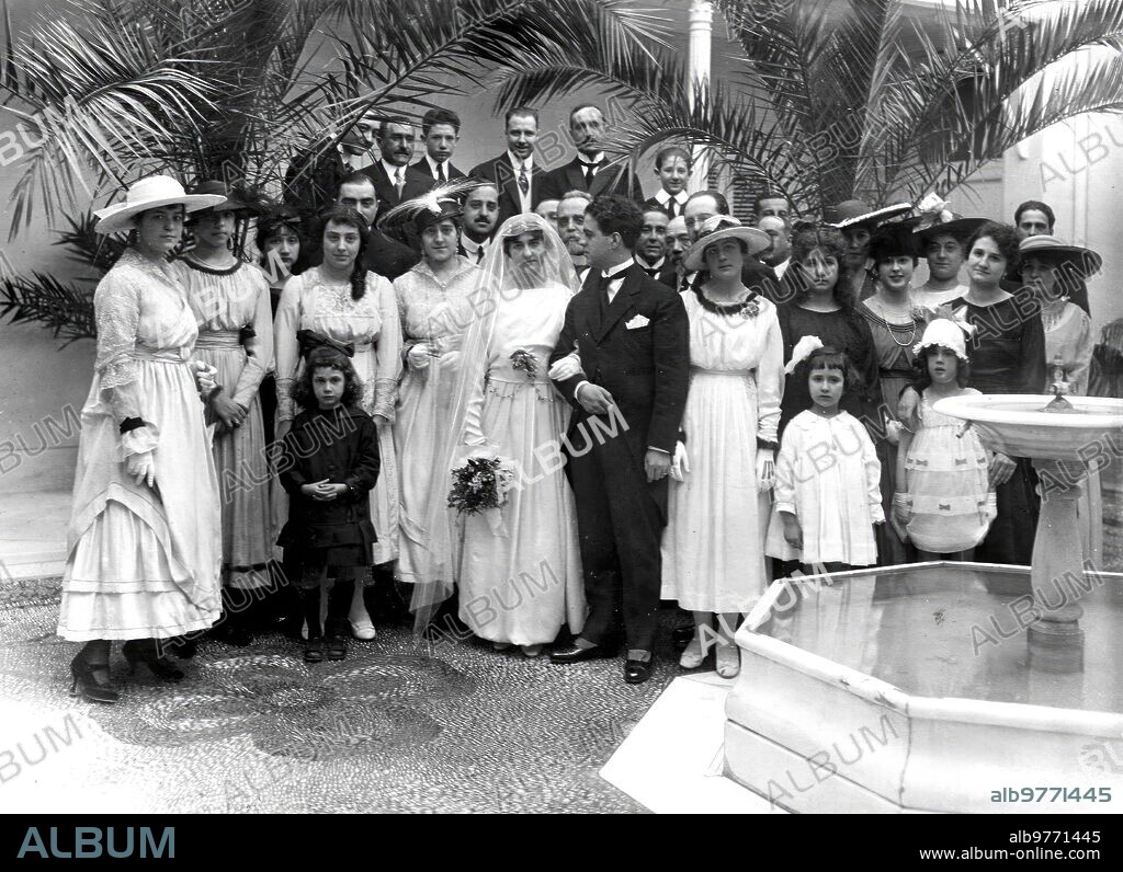 Abril 1917. Una boda Aristocrática en Córdoba. Grupo de Concurrentes A la boda de la Distinguida Señorita Eulalia Hernández con nuestro compañero de redacción D. Enrique Alvear.