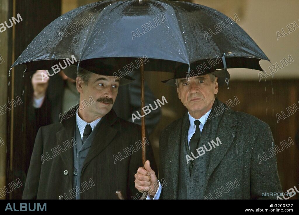 JEREMY IRONS y JEREMY NORTHAM en EL HOMBRE QUE CONOCIA EL INFINITO, 2015 (THE MAN WHO KNEW INFINITY), dirigida por MATT BROWN. Copyright EDWARD R. PRESSMAN FILM/XEITGEIST ENTERTAINMENT GROUP/ANIMUS.