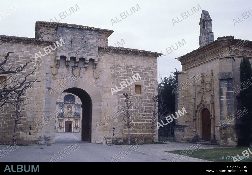 PUERTA DORADA CONSTRUIDA EN EL SIGLO XV - PUERTA DE ACCESO AL SEGUNDO RECINTO DEL MONASTERIO DE POBLET.