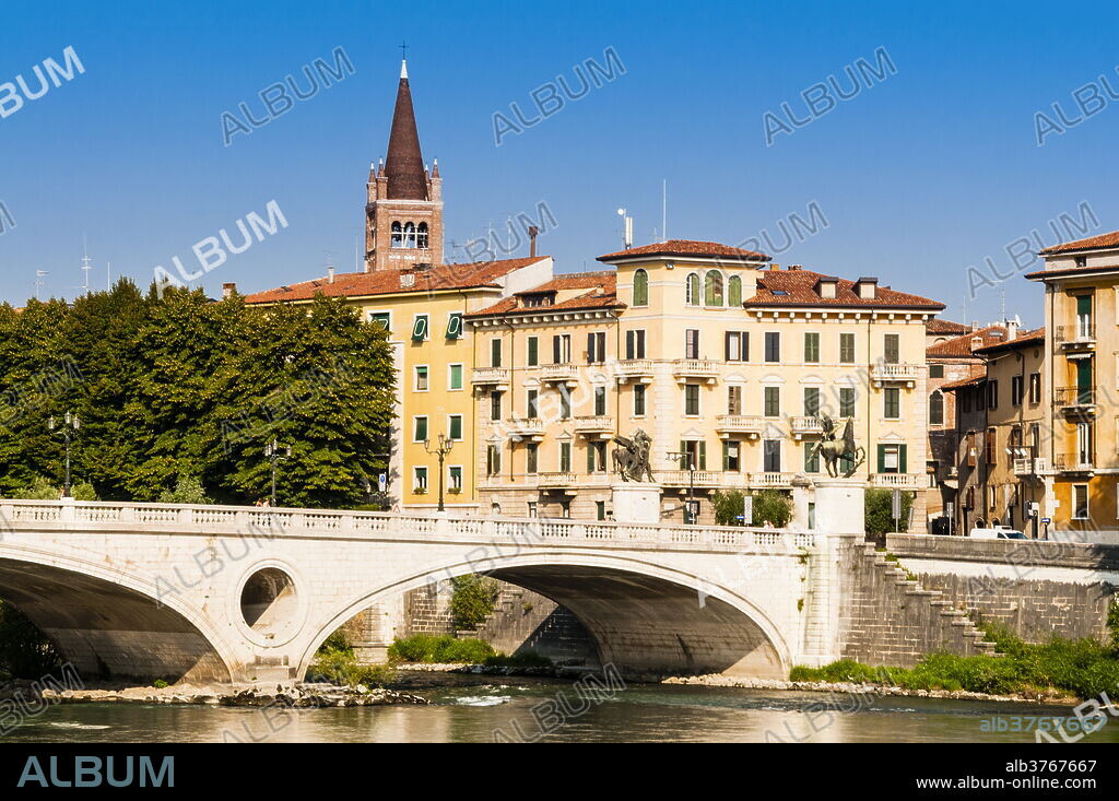 Ponte Vittoria, River Adige, Verona, UNESCO World Heritage Site, Veneto, Italy, Europe.
