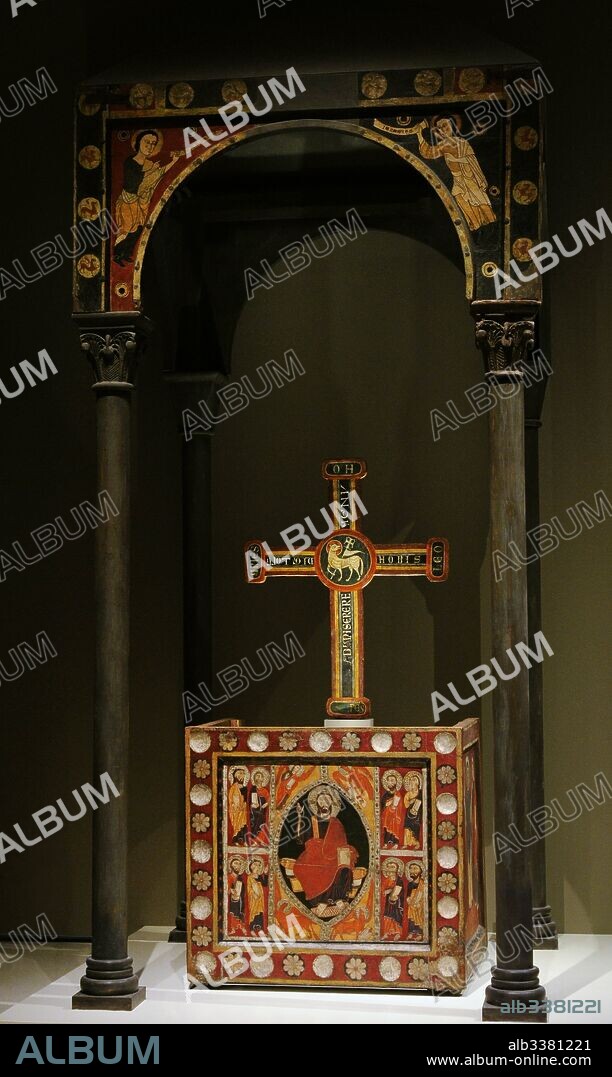 Taller de la Seu de Urgell año 1200 y anónimo. Baldaquino de Toses, primer tercio del siglo XIII, procedente de la Iglesia de Sant Cristofol de Toses; Frontal de altar de Sant Romà de Vila, primer tercio del siglo XIII, procedente de Encamp (Andorra) y Cruz de Bagergue, hacia 1200, procedente de la Iglesia Parroquial de Sant Feliu de Bagergue, Vall de Arán. Museo Nacional de Arte de Cataluña. Barcelona. Cataluña. España. La Seu Urgell 1200 workshop and anonymous. Toses baldachin, first third of 13th century, from the Church of Sant Cristofol de Toses; Altar frontal from Sant Roma de Vila, first third of 13th century, from Encamp (Andorra) and Cross of Bagergue, ca.1200, from the Parish Church of Sant Feliu de Bagergue, Val Aran. National. National Art Museum of Catalonia. Barcelona. Catalonia. Spain.