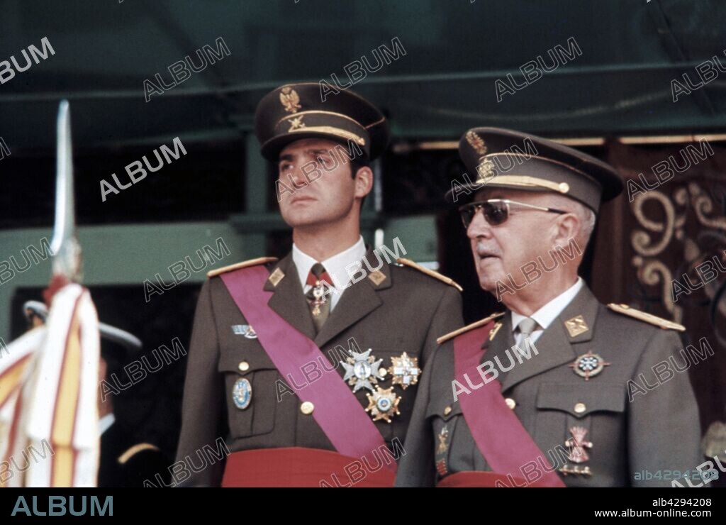 EL POLITICO MILITAR FRANCISCO FRANCO BAHAMONDE JUNTO AL REY DE ESPAÑA JUAN CARLOS DE ESPAÑA DURANTE EL DESFILE MILITAR DE 1973.